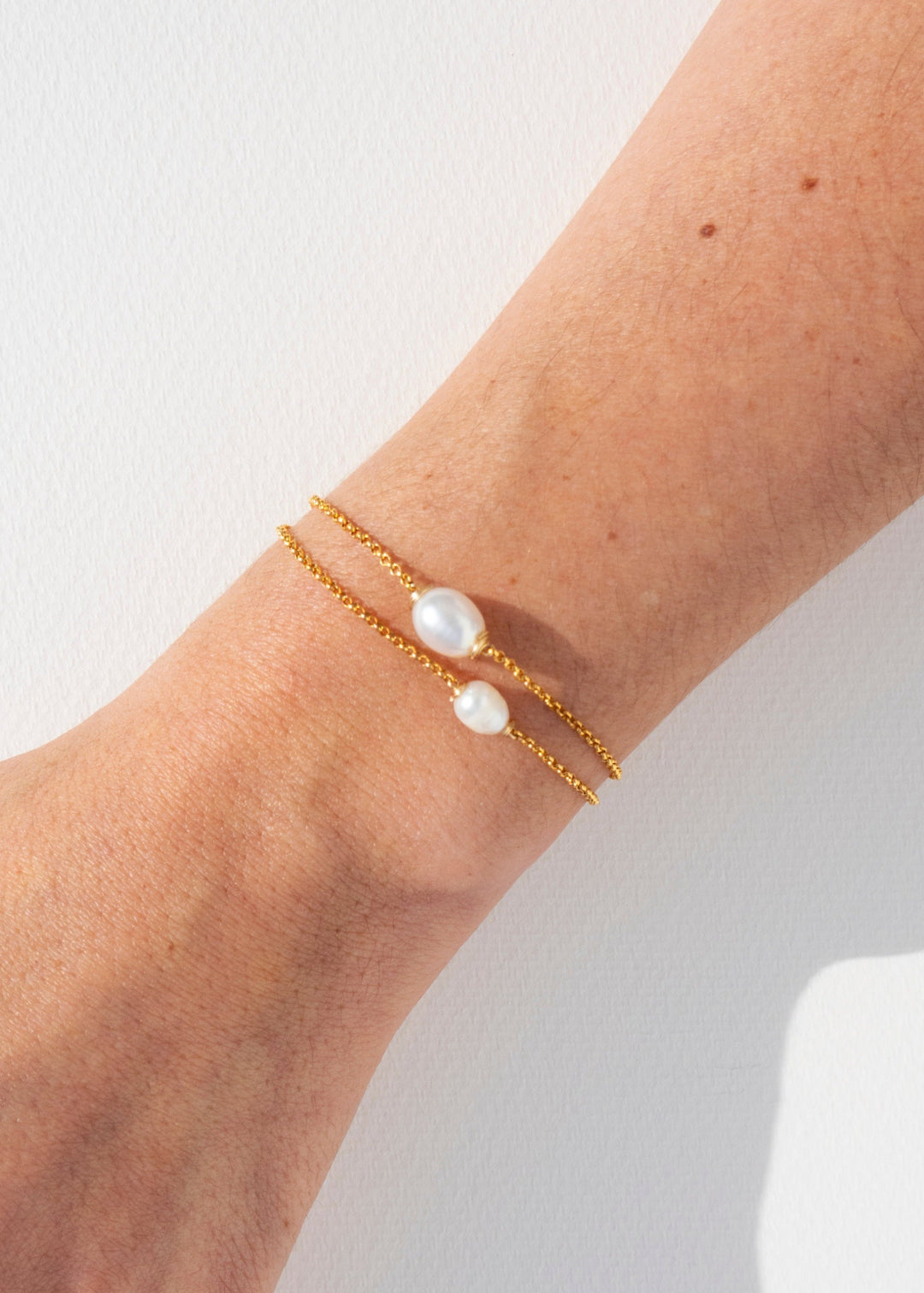 Gold-filled bracelet with two different tear drop pearls