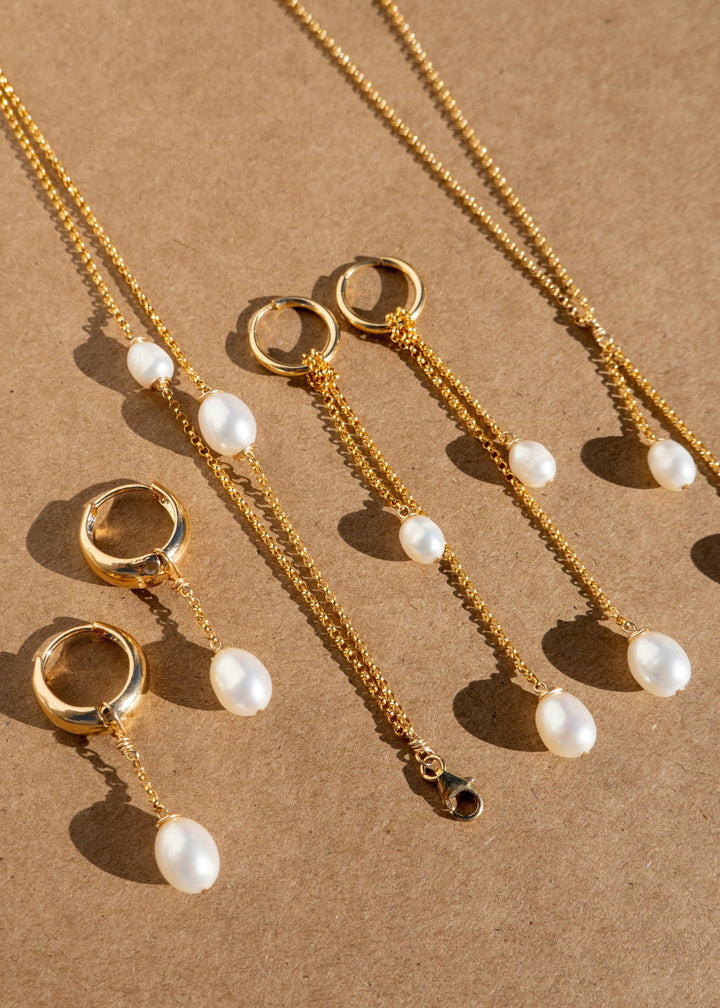 Bracelets and earrings with gold-filled rolo chain and tear drop pearls