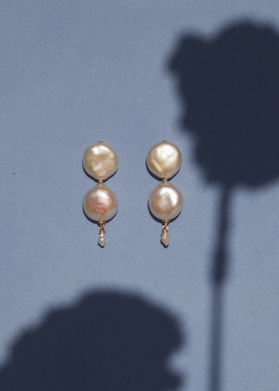 14K Layla - These earrings are guaranteed to become your next jewelry obsession. Their classic silhouette and iridescent sheen, makes them perfect for a romantic night out. 14K Solid Gold Tarnish-Resistant & Hypoallergenic AAA Grade Genuine Freshwater Pea