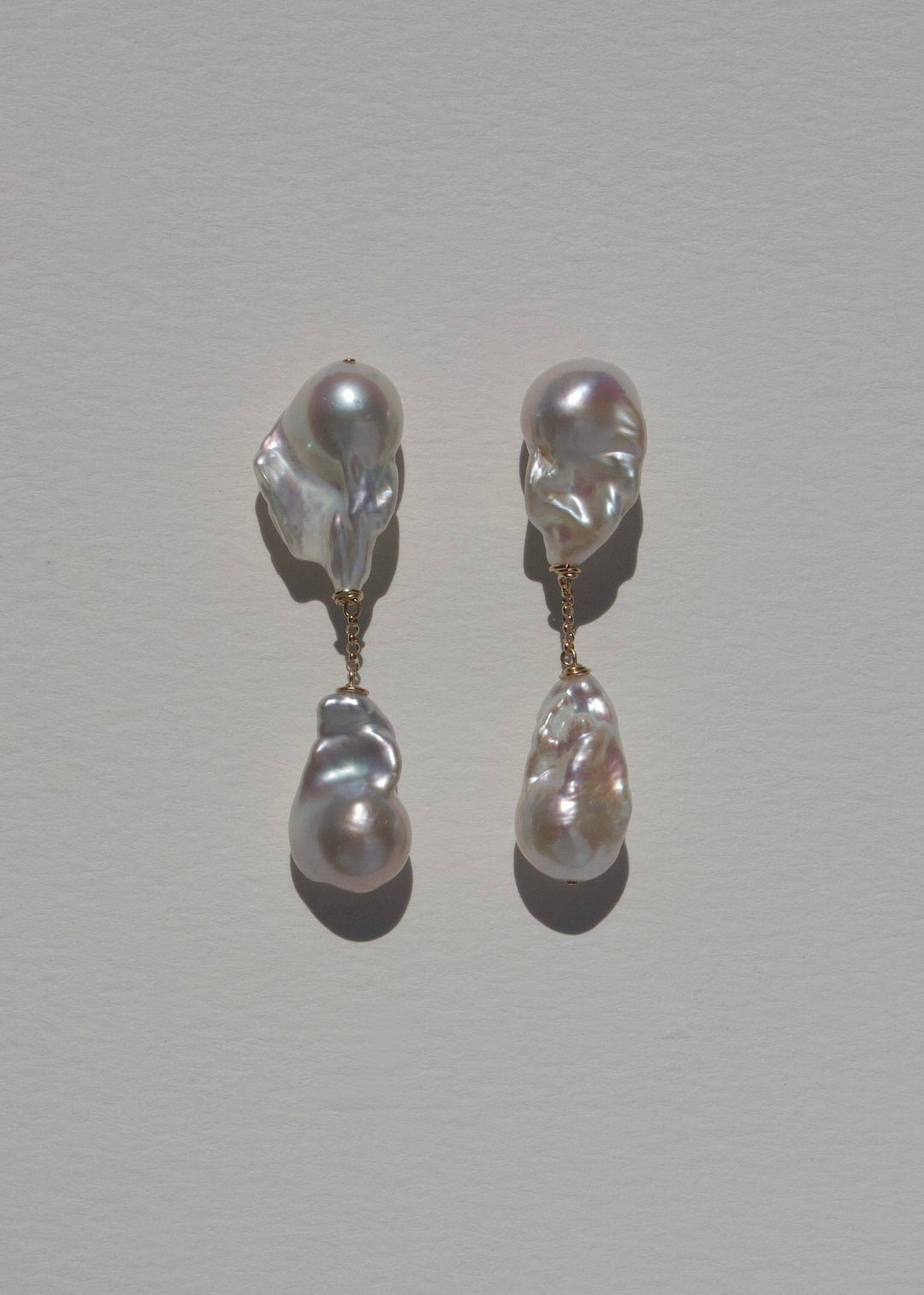 Aria earrings, two baroque pearls connected by a short gold chain