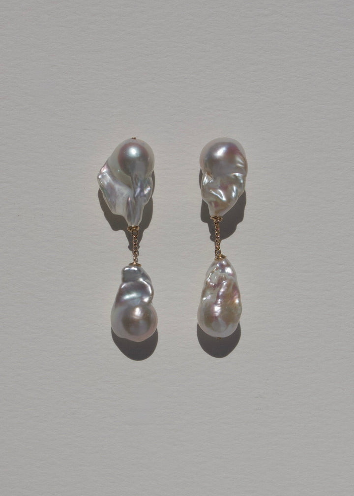 Aria earrings, two baroque pearls connected by a short gold chain