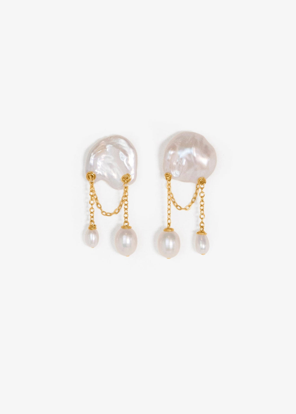 Aven - Small in scale but full of charm, these earrings bring a playful touch to a refined silhouette. Short gold chains sway softly from petite pearls, creating just enough movement to catch the eye. Delicate, feminine, and easy to wear, these are the ki