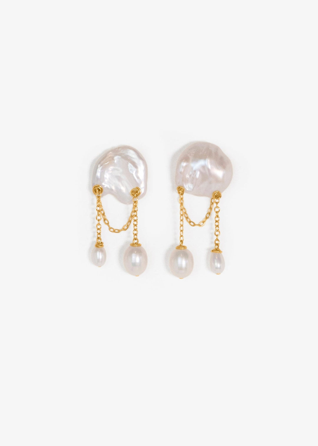 Aven - Small in scale but full of charm, these earrings bring a playful touch to a refined silhouette. Short gold chains sway softly from petite pearls, creating just enough movement to catch the eye. Delicate, feminine, and easy to wear, these are the ki