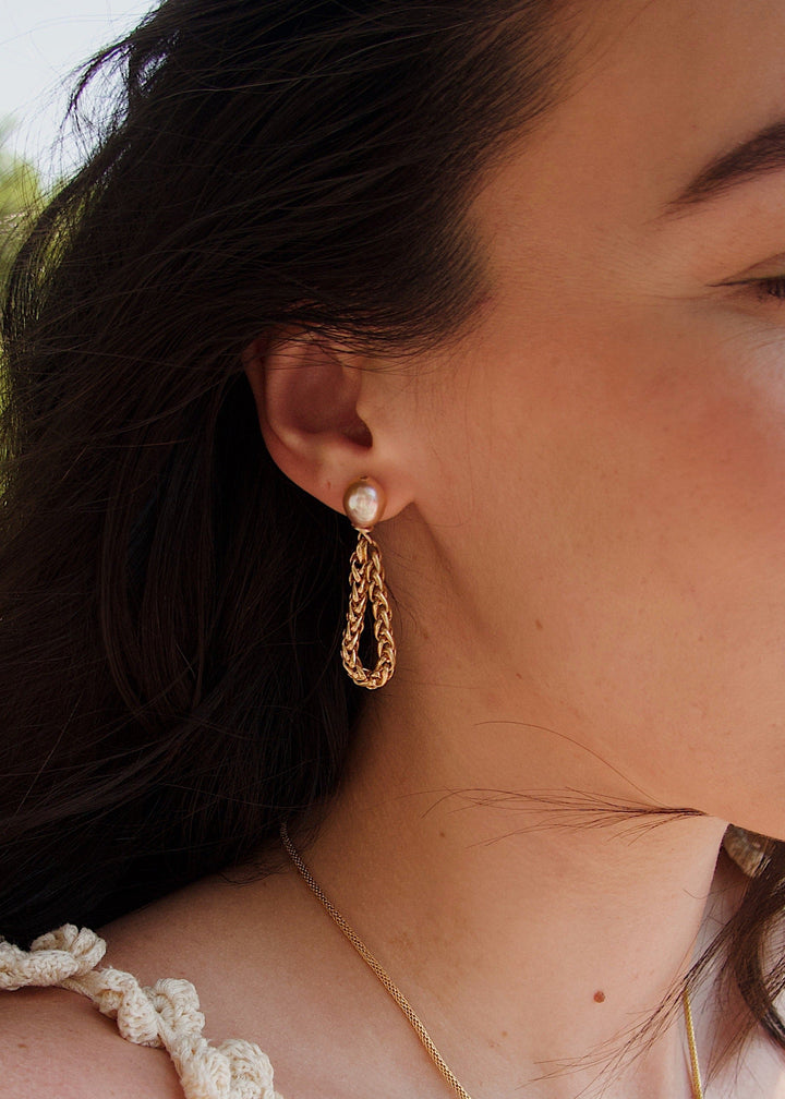 Dangling earring with gold-filled chain and mauve baroque pearl