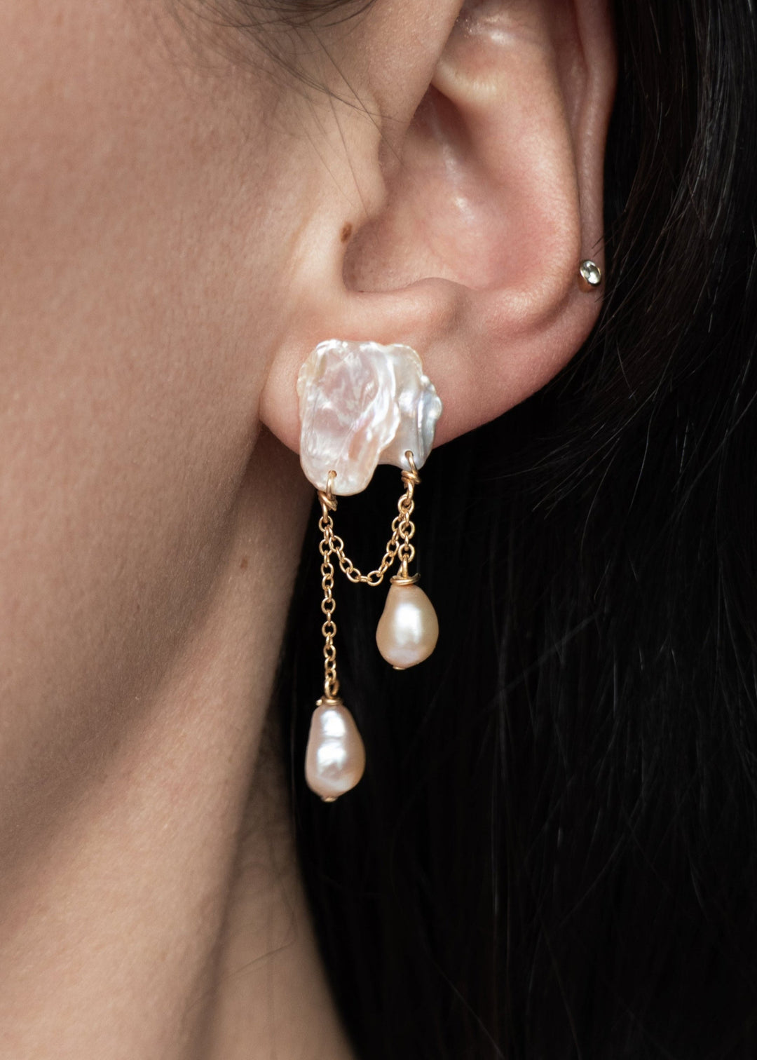 Solid gold earring with keshi and baroque pearls