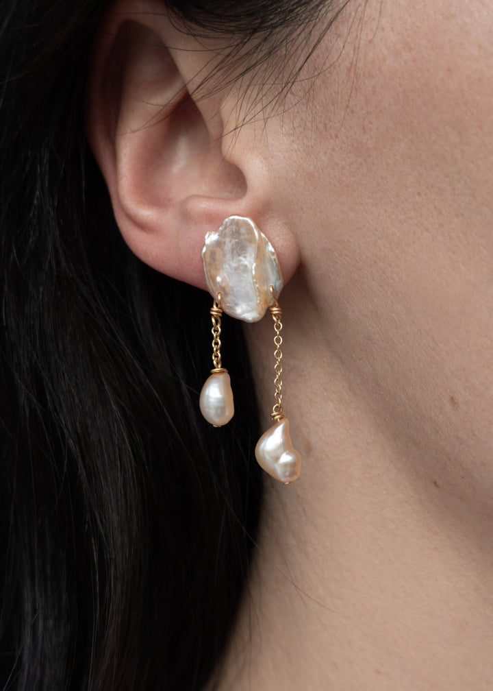 Solid gold earring with keshi and baroque pearls