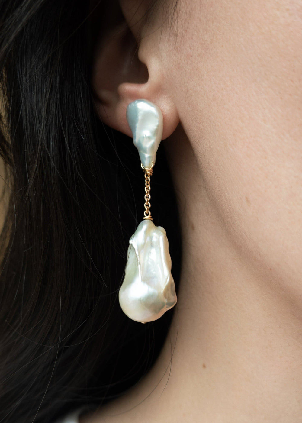 Solid gold earring with large baroque and keshi pearls