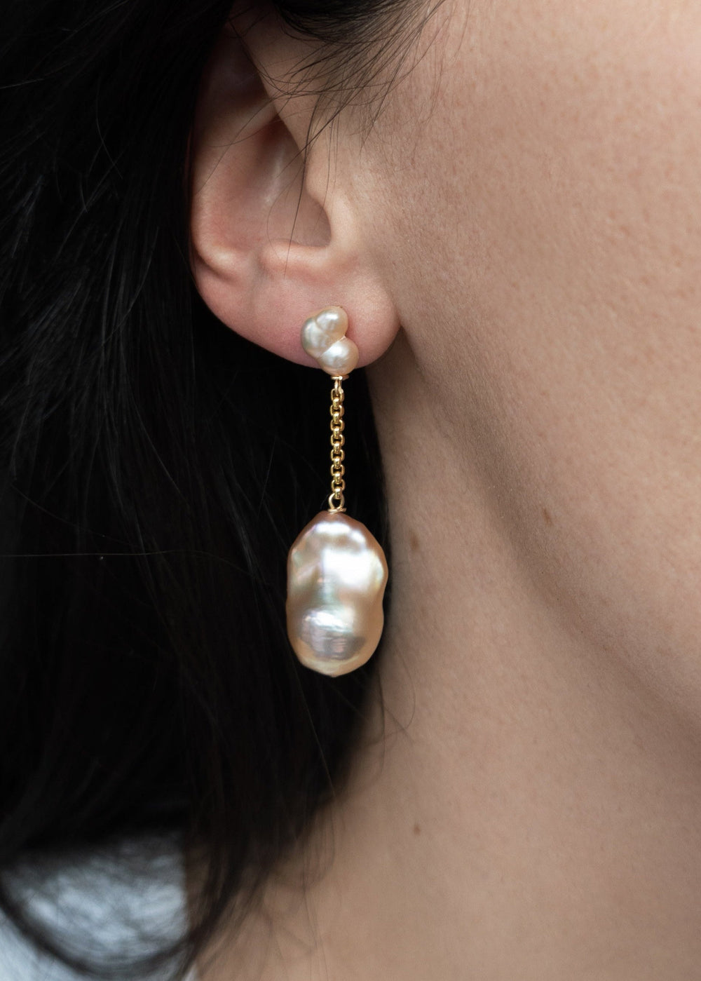 Solid gold earrings with luminous pink baroque pearls