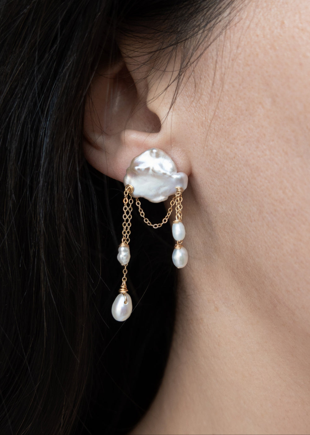 Solid gold earring with a keshi pearl and dangling teardrop pearls