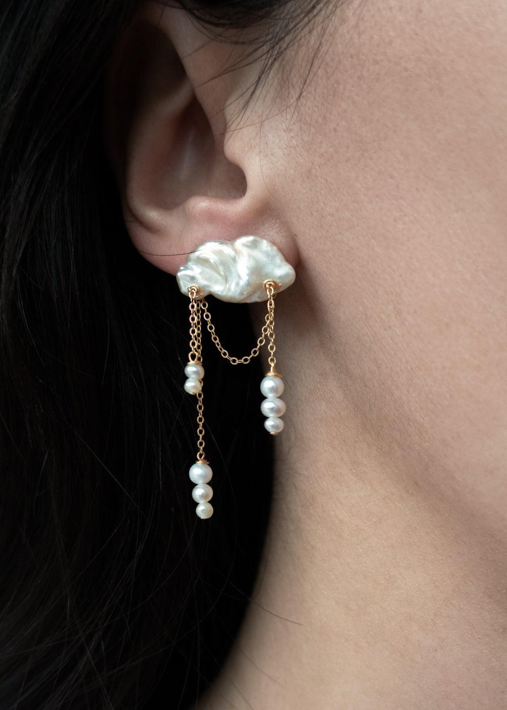 Solid gold earring with a keshi pearl and dangling seed pearls