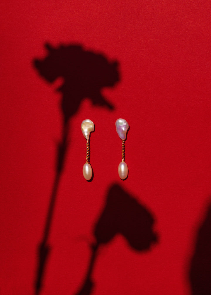 Solid gold earrings with a keshi and a teardrop pearl