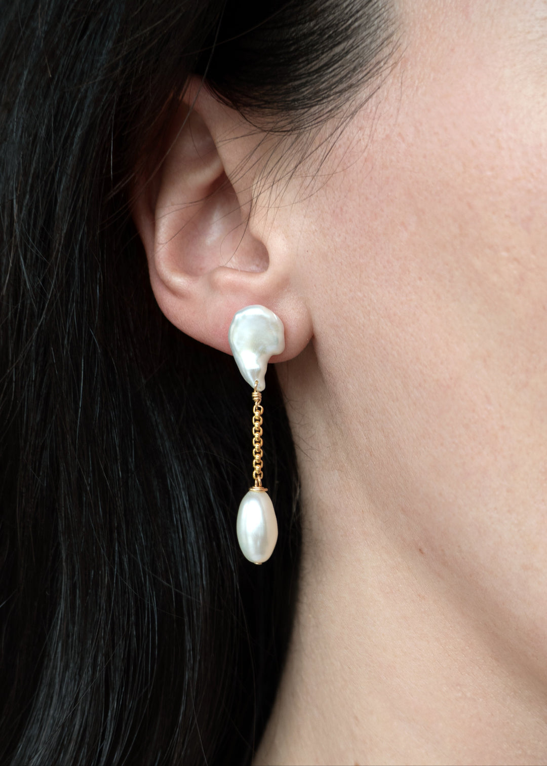 Solid gold earring with a keshi and a teardrop pearl