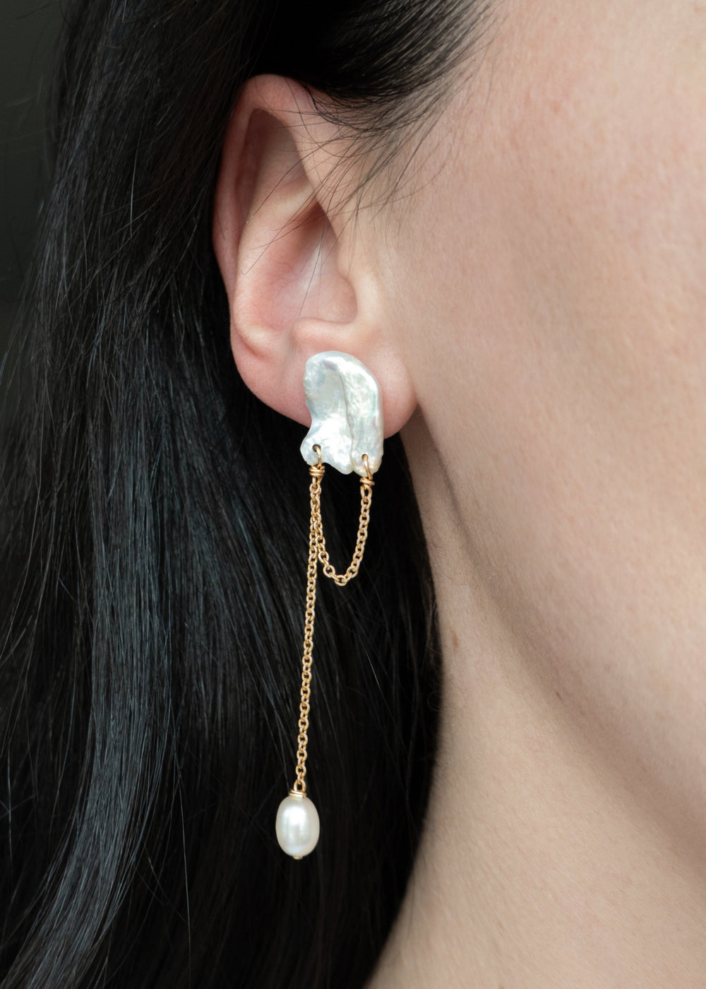 Solid gold earring with a keshi pearl and a dangling teardrop pearl