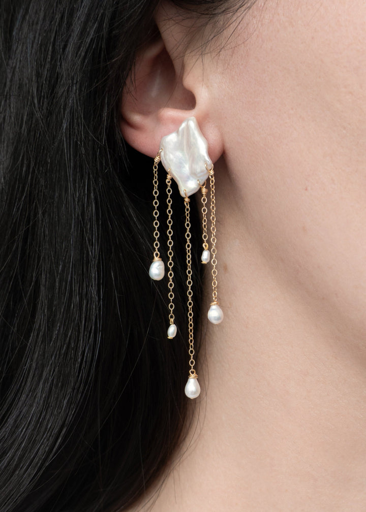 Solid gold earring with keshi pearl and dangling teardrop pearls