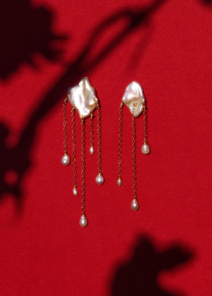 Solid gold earrings with keshi pearls and dangling teardrop pearls