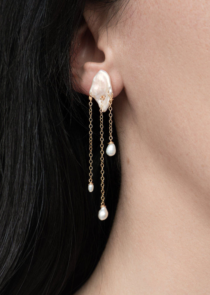 Solid gold earring with keshi pearl and dangling teardrop pearls