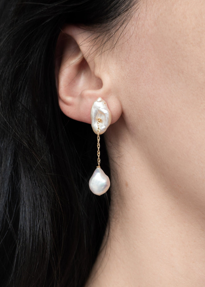 Solid gold earring with keshi pearl and dangling baroque pearl