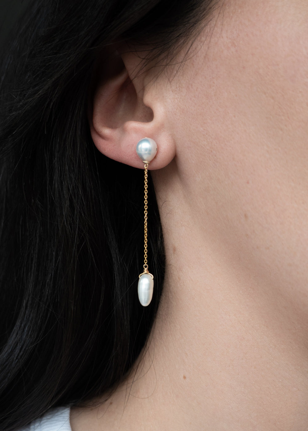 Solid gold earring with keshi and teardrop pearls 