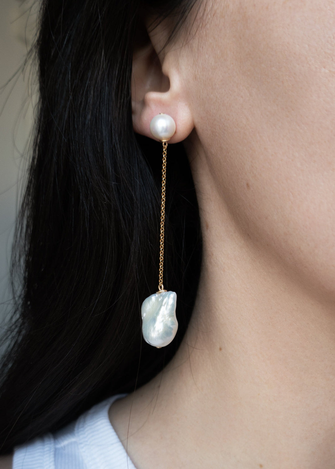 Dangling solid gold earring with white pearls