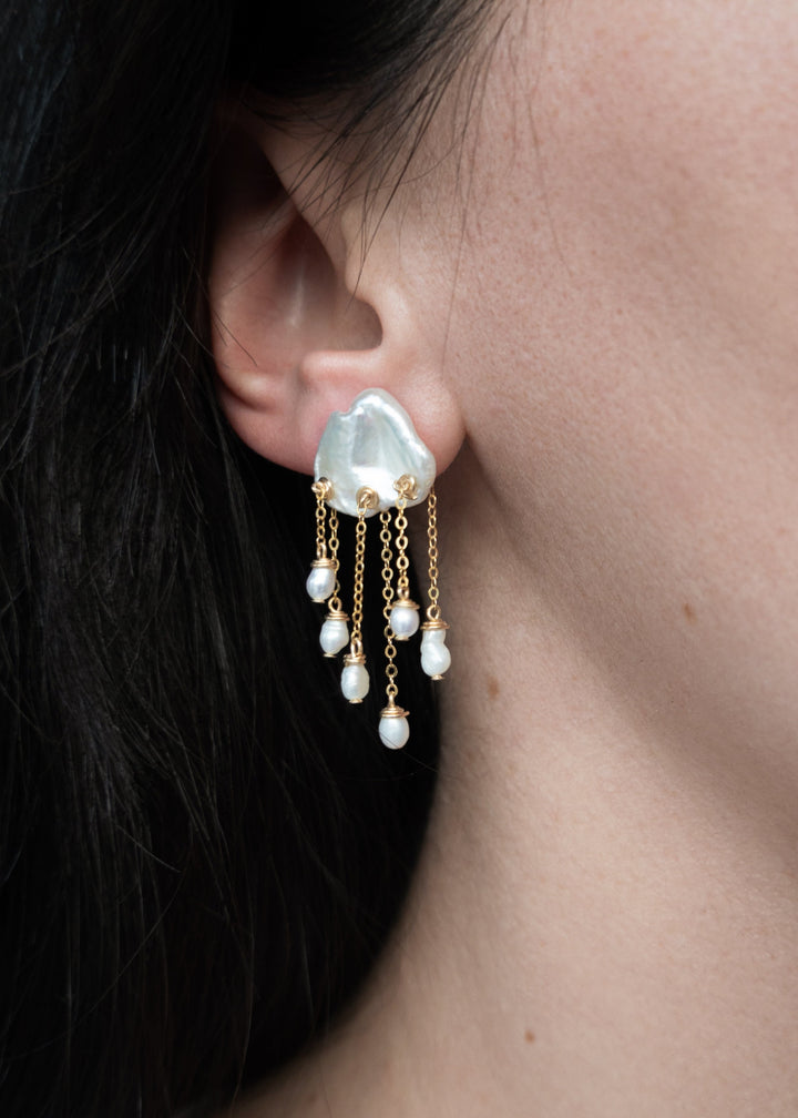 Solid gold earring with a keshi pearl and lustrous white pearls