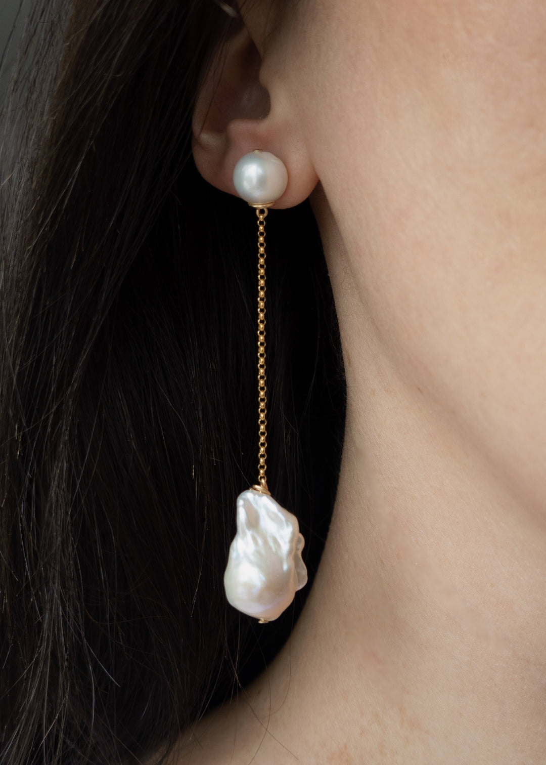 Dangling gold-filled earring with white pearls