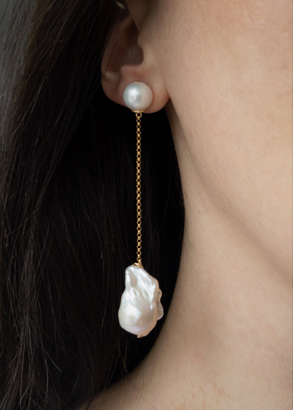 Dangling gold-filled earring with white pearls