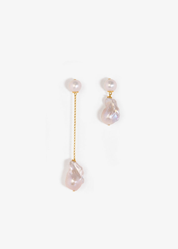 Stunning gold-filled earrings with white pearls