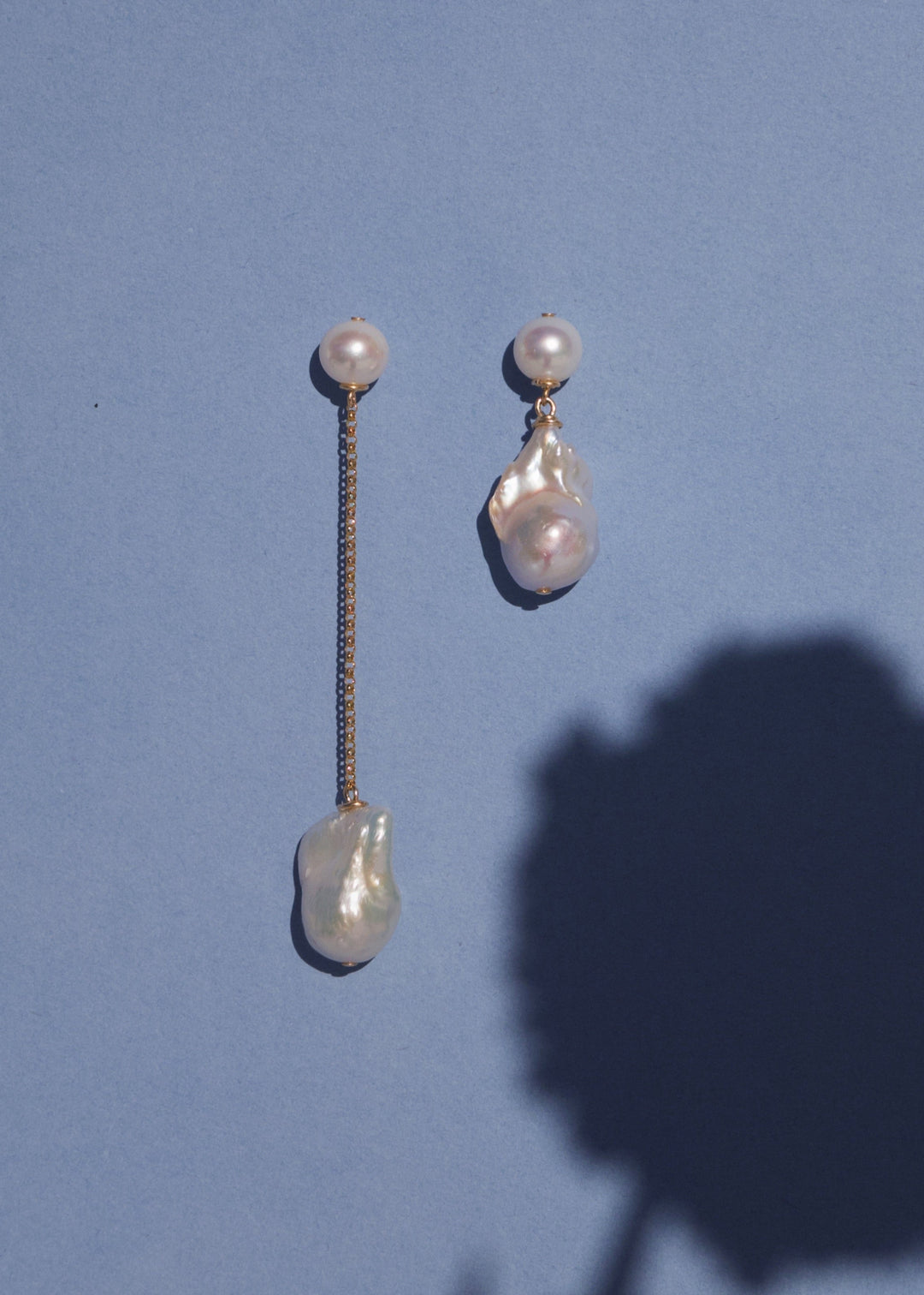 Stunning solid gold earrings with white pearls