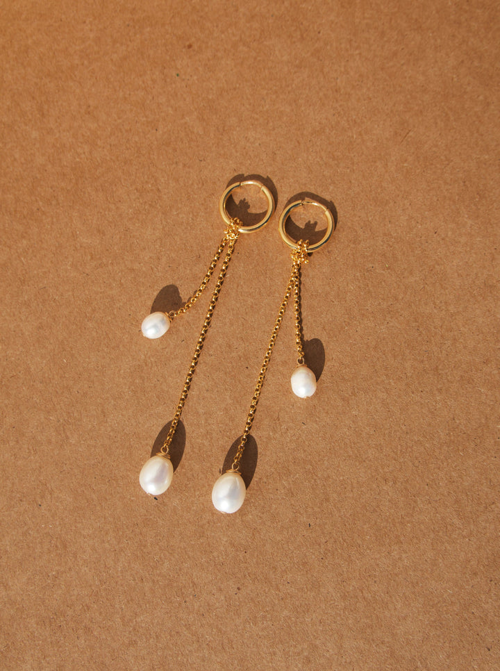 Asymmetrical earrings with gold-filled rolo chain and tear drop pearls