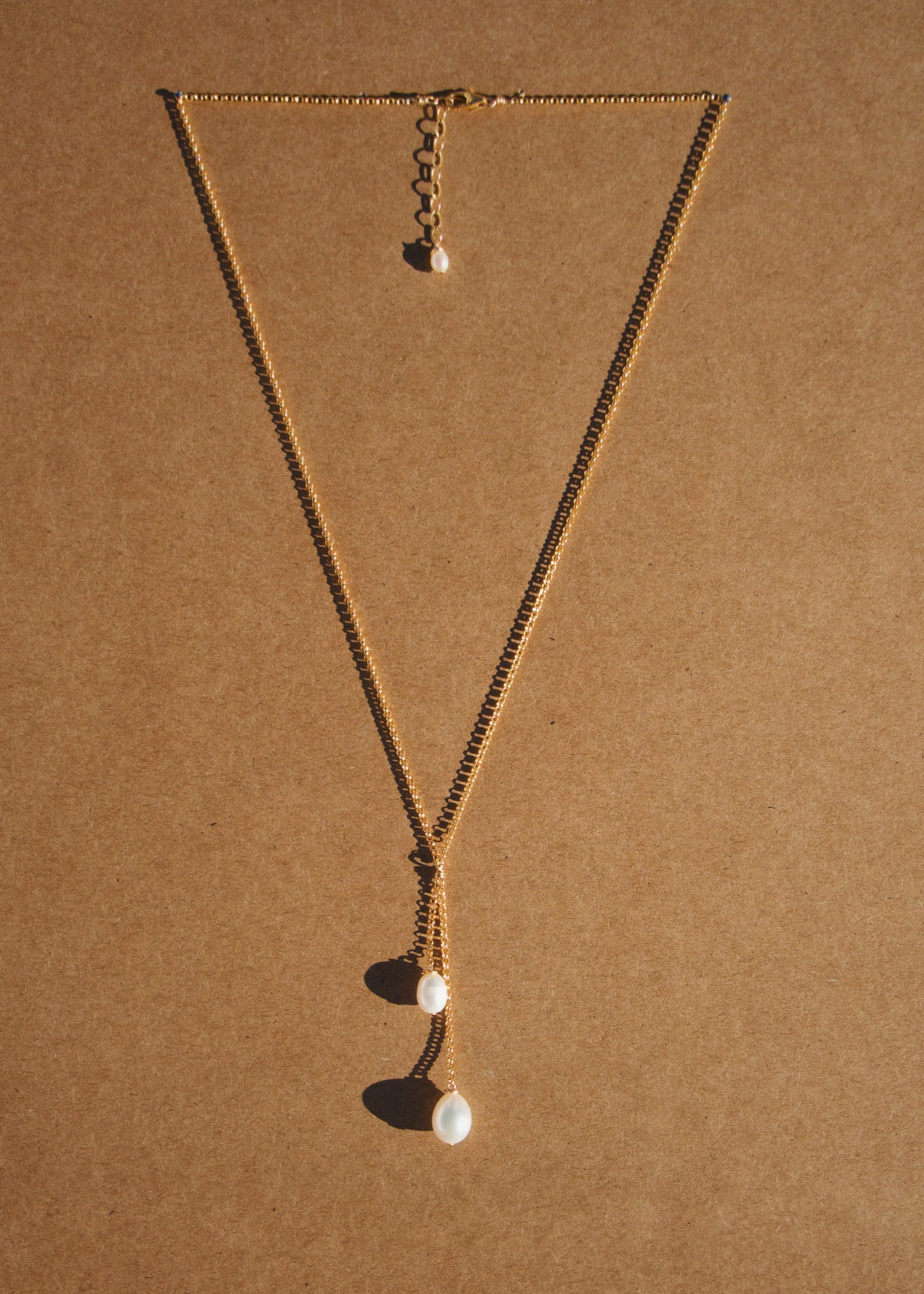 Asymmetrical necklace with gold-filled rolo chain and tear drop pearls