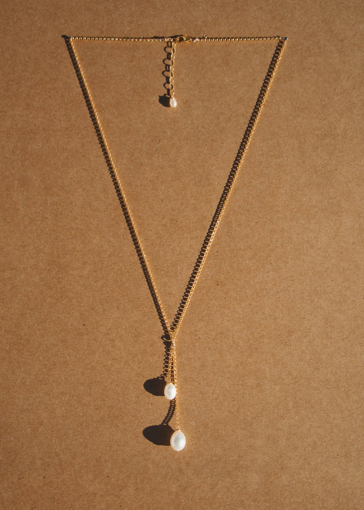 Asymmetrical necklace with gold-filled rolo chain and tear drop pearls