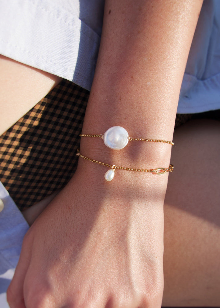 Gold-filled bracelet with a white coin pearl