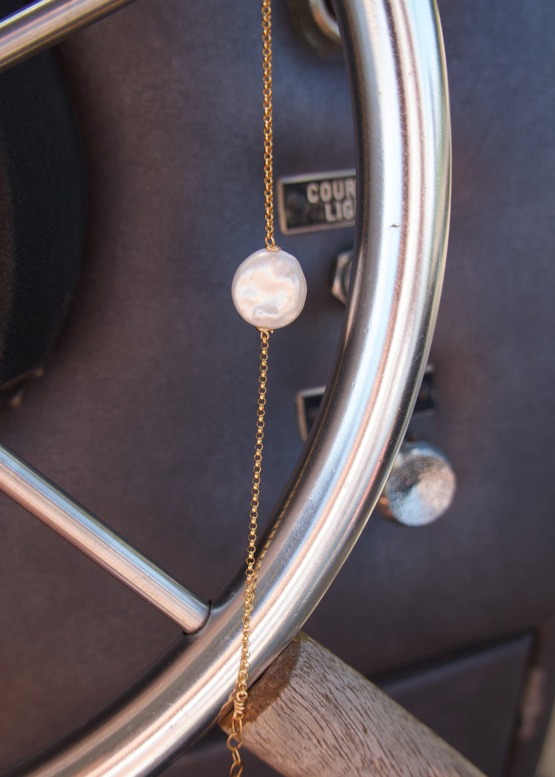 Bracelet with gold-filled chain and a white coin pearl