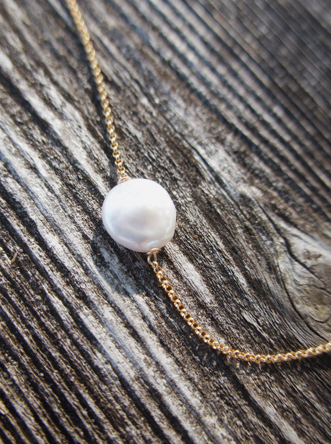 Bracelet with gold-filled chain and a white coin pearl