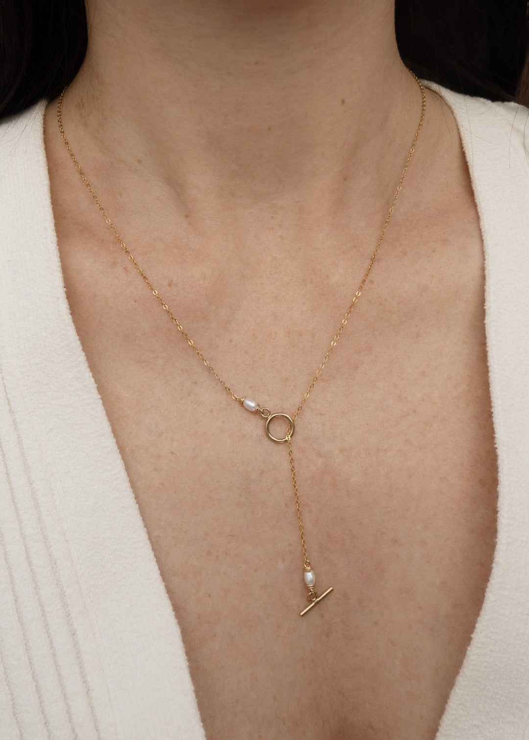 Liv Necklace - This pearl necklace features delicate, small pearls and a dainty chain, offering a minimalist yet timeless look. Finished with a chic toggle clasp, it effortlessly blends modern design with classic sophistication. 14K Gold-Filled Metals Tar