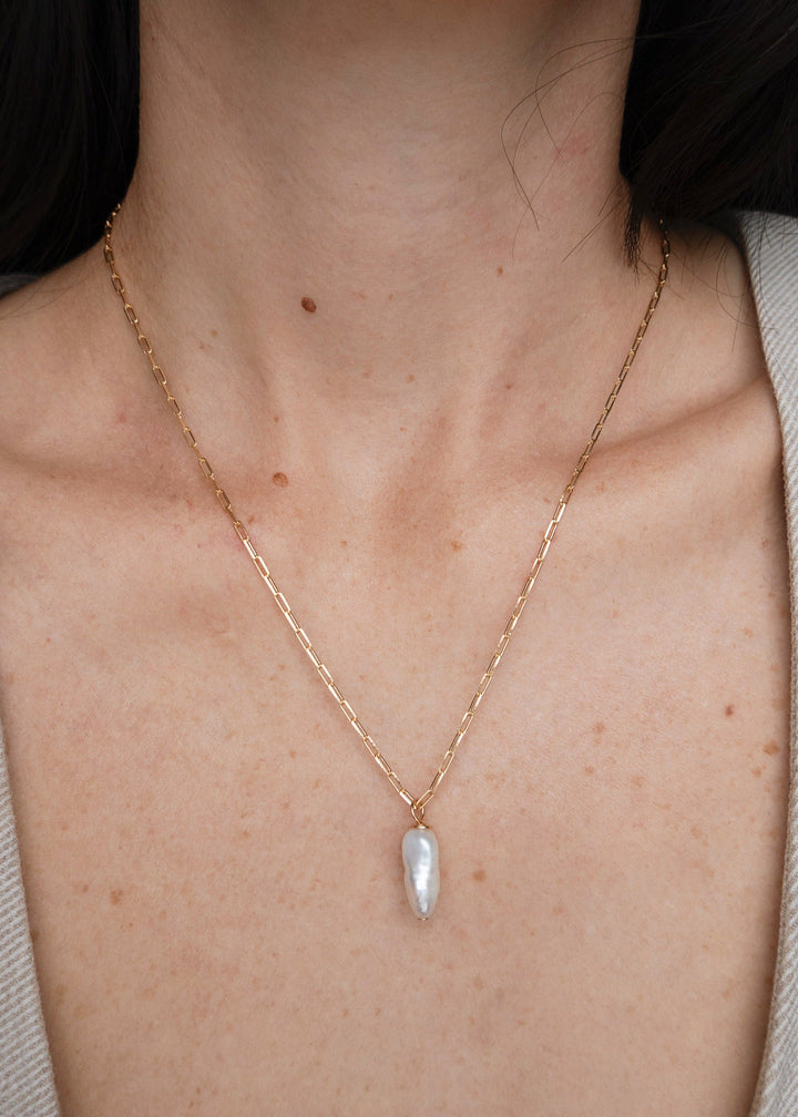 Necklace with gold-filled paperclip chain and a baroque pearl pendant