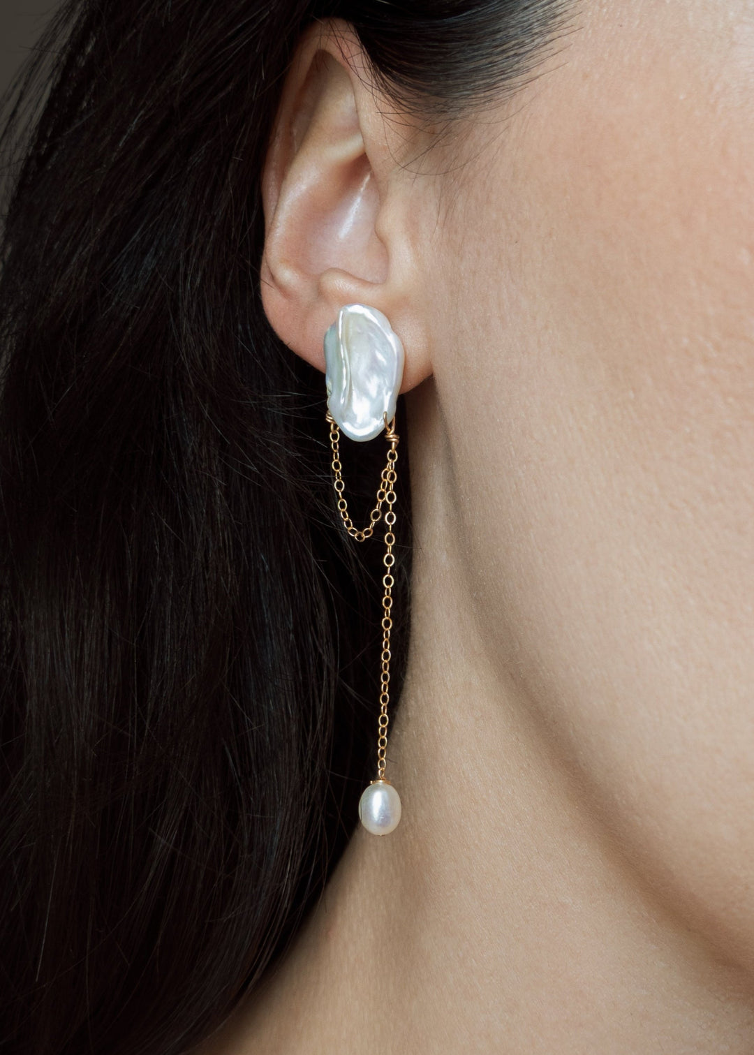 Oasis - These earrings feature two unique keshi pearls with a bold, chunky cable chain draped from each, creating a modern contrast. A single teardrop pearl completes the design, adding a delicate touch to the striking silhouette. 14K Solid Gold Freshwate