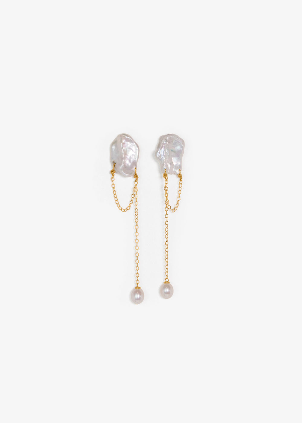 Oasis - These earrings feature two unique keshi pearls with a bold, chunky cable chain draped from each, creating a modern contrast. A single teardrop pearl completes the design, adding a delicate touch to the striking silhouette. 14K Solid Gold Freshwate