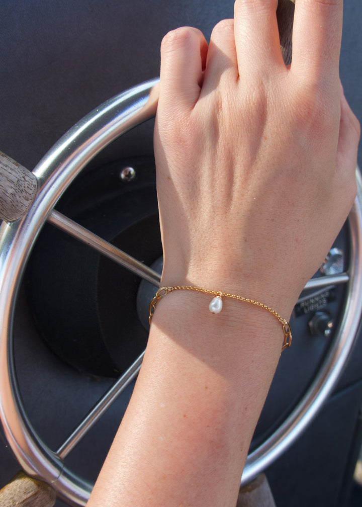 Gold-filled bracelet with a teardrop pearl