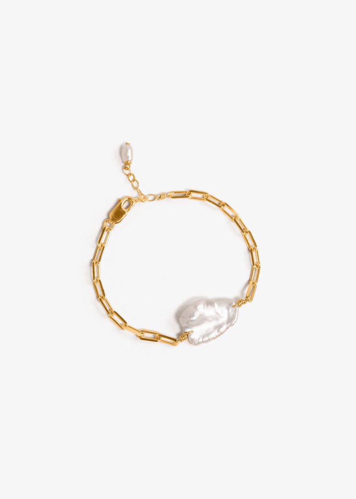 Bracelet with gold-filled paperclip chain and a large keshi pearl