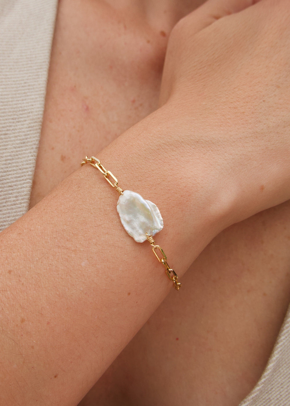 Bracelet with gold-filled paperclip chain and a large keshi pearl