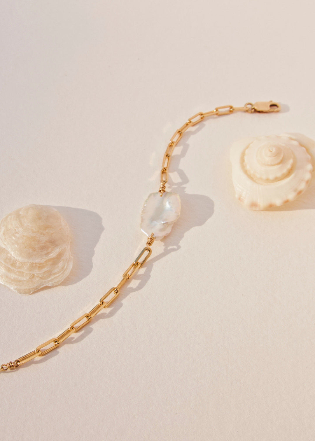 Bracelet with gold-filled paperclip chain and a large keshi pearl