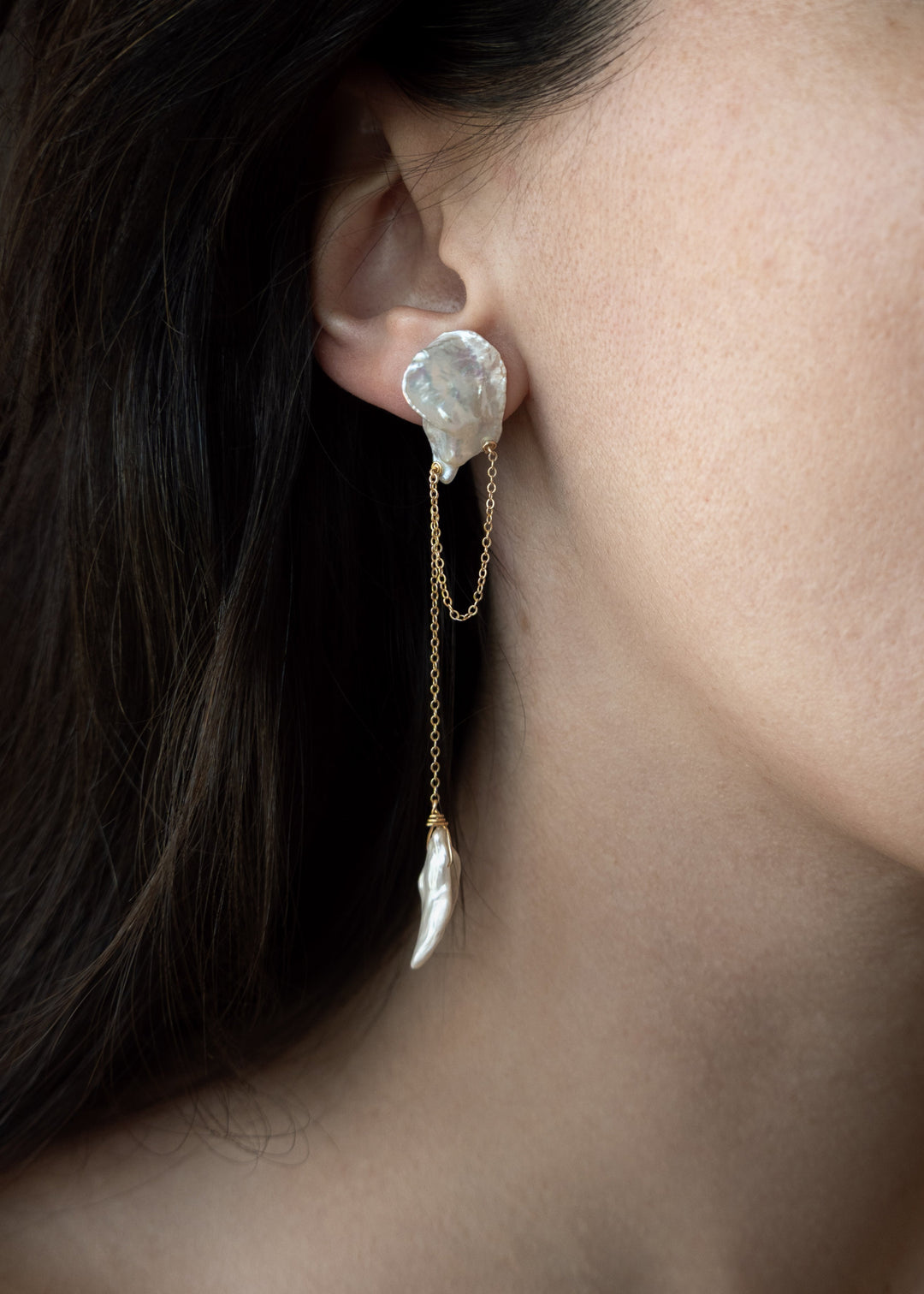 Perla - The keshi pearls in these earrings have sharp, angular shapes, resembling icy mountain peaks with captivating depth. Suspended from a bold, chunky cable chain, the design conveys both strength and elegance, creating a striking yet feminine silhoue
