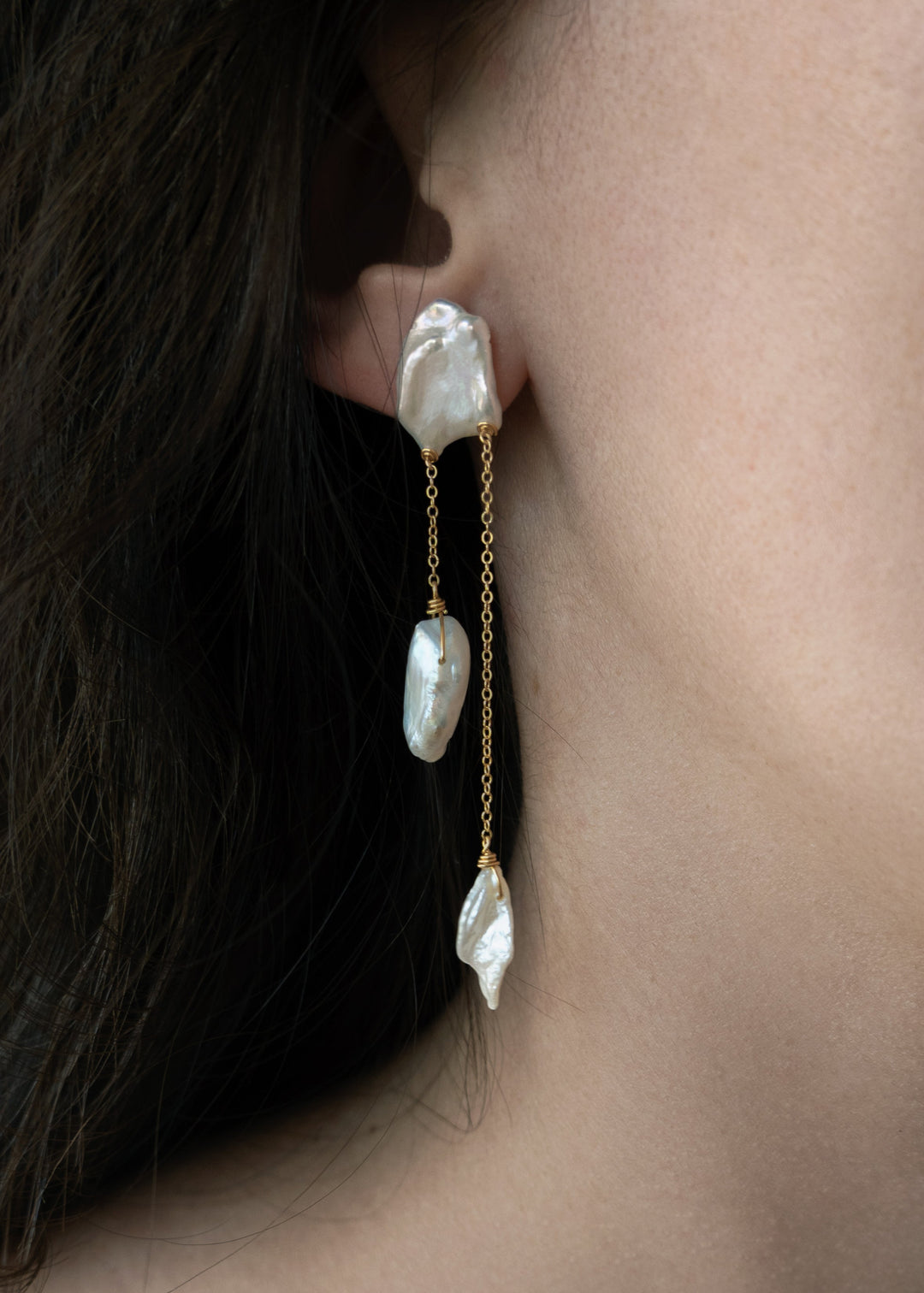 Perla - The keshi pearls in these earrings have sharp, angular shapes, resembling icy mountain peaks with captivating depth. Suspended from a bold, chunky cable chain, the design conveys both strength and elegance, creating a striking yet feminine silhoue