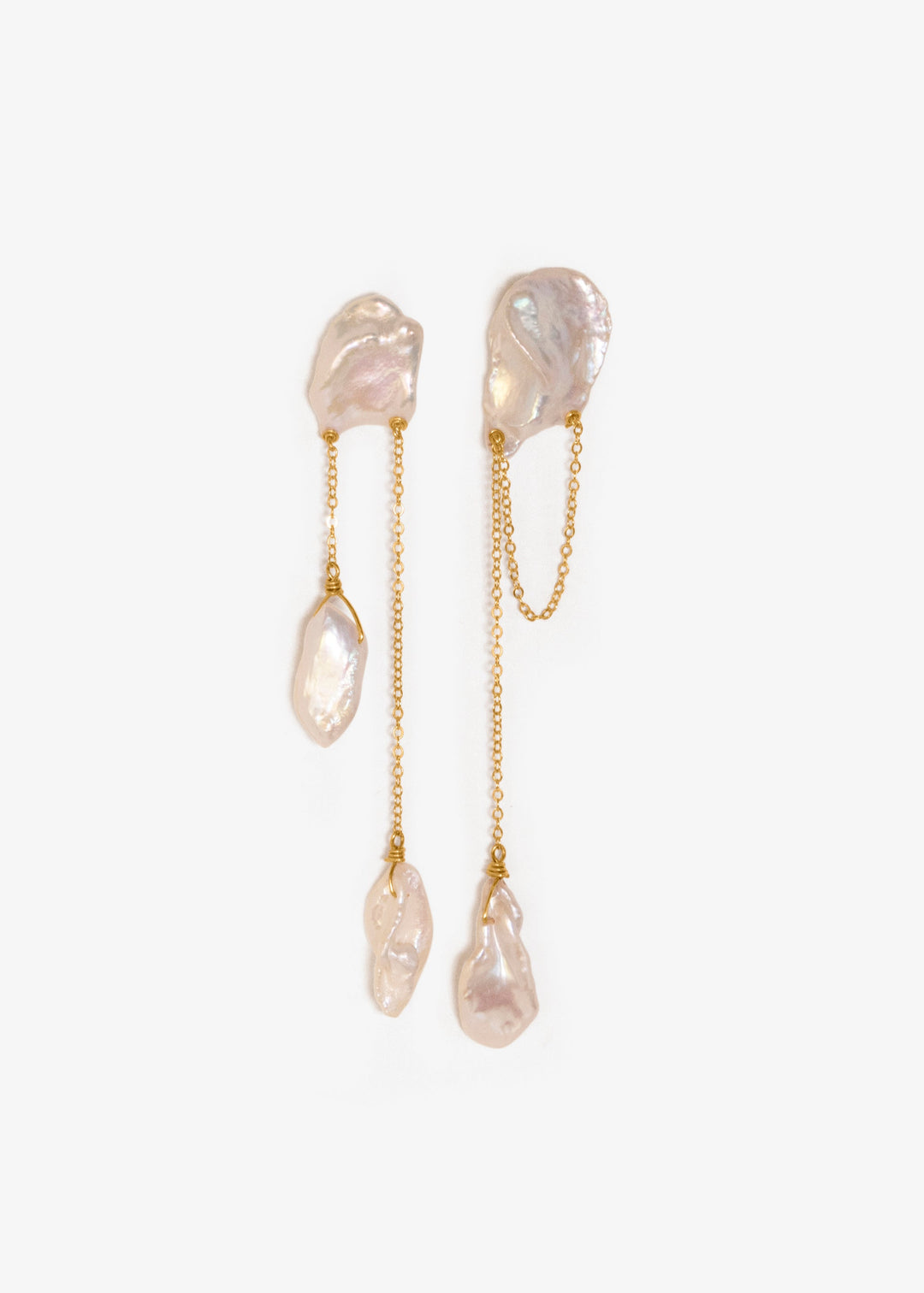 Perla - The keshi pearls in these earrings have sharp, angular shapes, resembling icy mountain peaks with captivating depth. Suspended from a bold, chunky cable chain, the design conveys both strength and elegance, creating a striking yet feminine silhoue