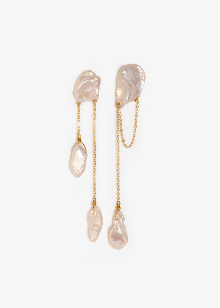 Perla - The keshi pearls in these earrings have sharp, angular shapes, resembling icy mountain peaks with captivating depth. Suspended from a bold, chunky cable chain, the design conveys both strength and elegance, creating a striking yet feminine silhoue