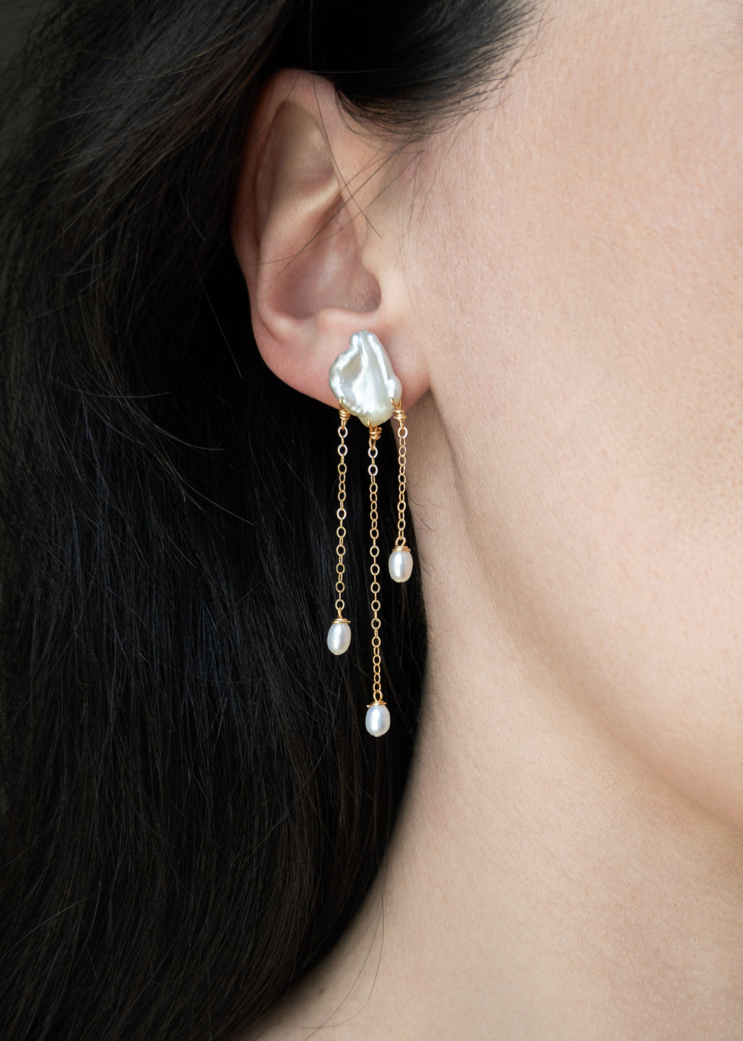 Solid gold earring with keshi pearls and dangling teardrop pearls
