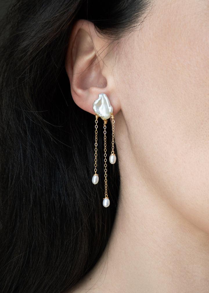 Solid gold earring with keshi pearls and dangling teardrop pearls