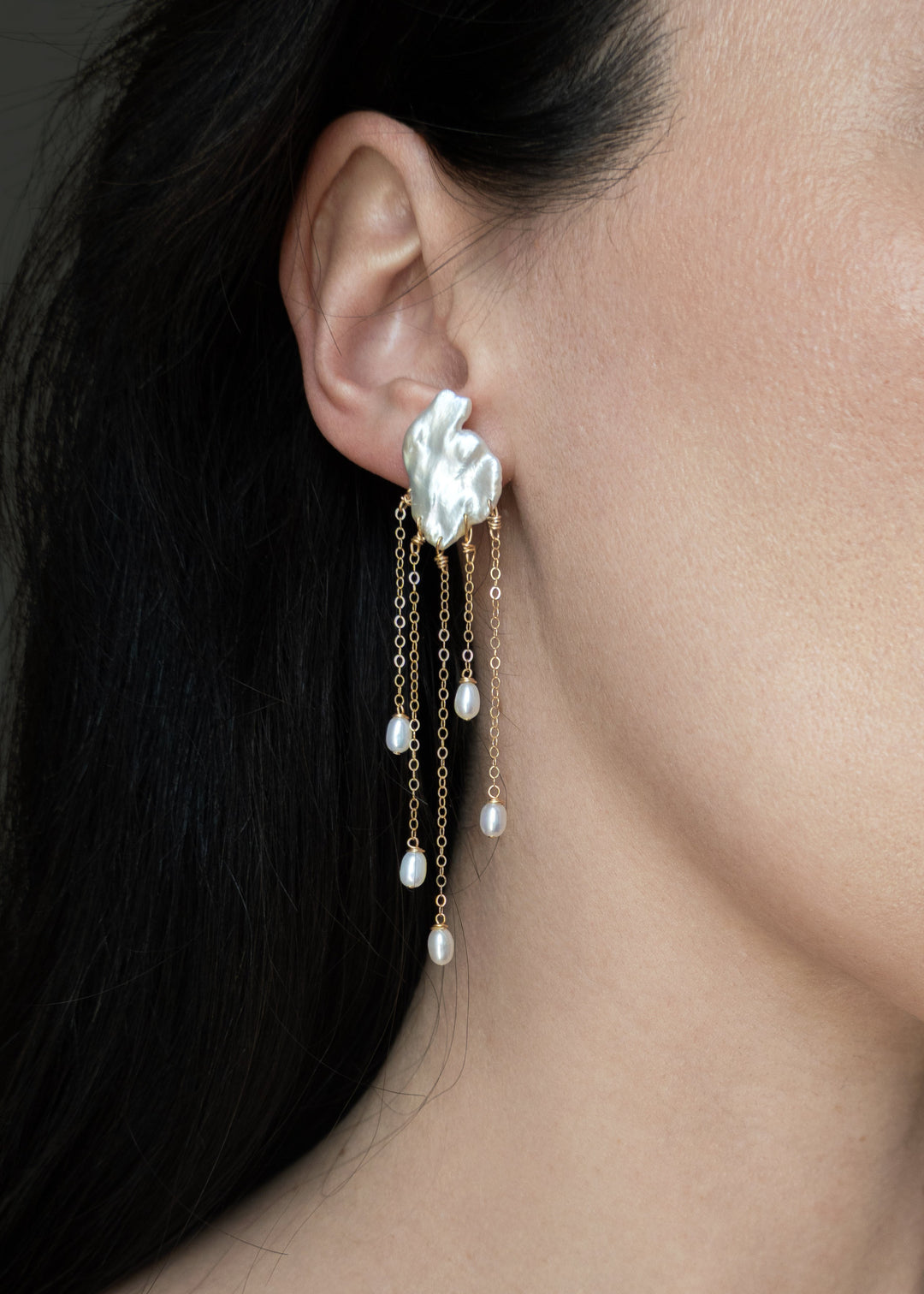 Solid gold earring with keshi pearls and dangling teardrop pearls