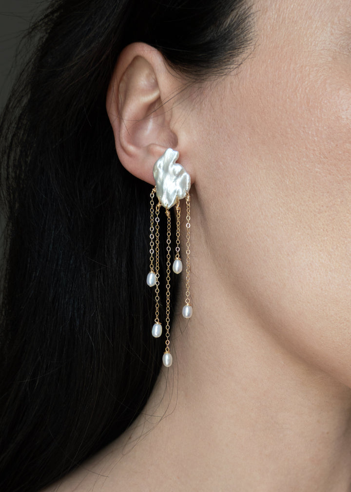 Solid gold earring with keshi pearls and dangling teardrop pearls